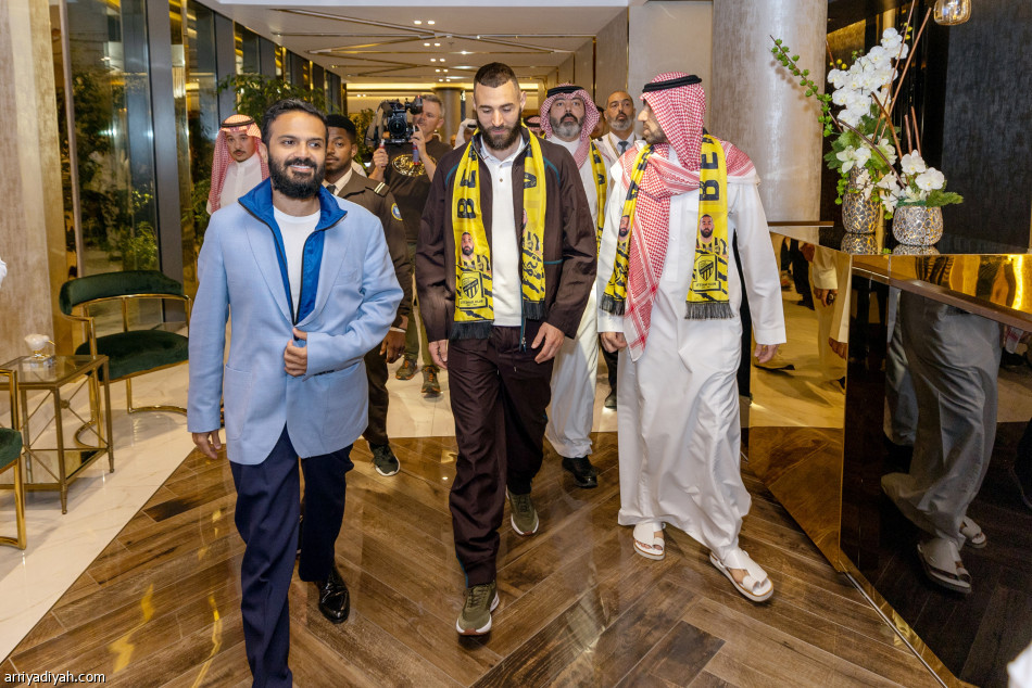 مؤتمر نصف ساعة
يسبق حفل كريم