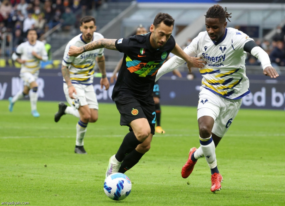 إنتر يضغط ميلان ونابولي  بثنائية فيرونا