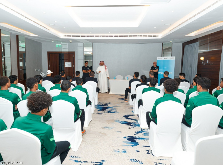 المسحل يجتمع مع لاعبي منتخب الناشئين