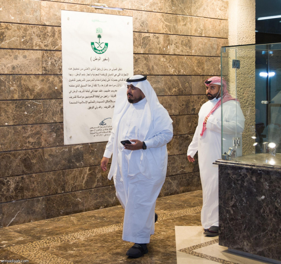 11 ذهبيا يطالبون بحل إدارة الأهلي