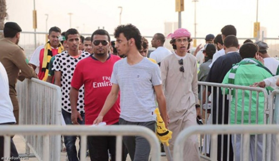 الجماهير تتوافد إلى ملعب 