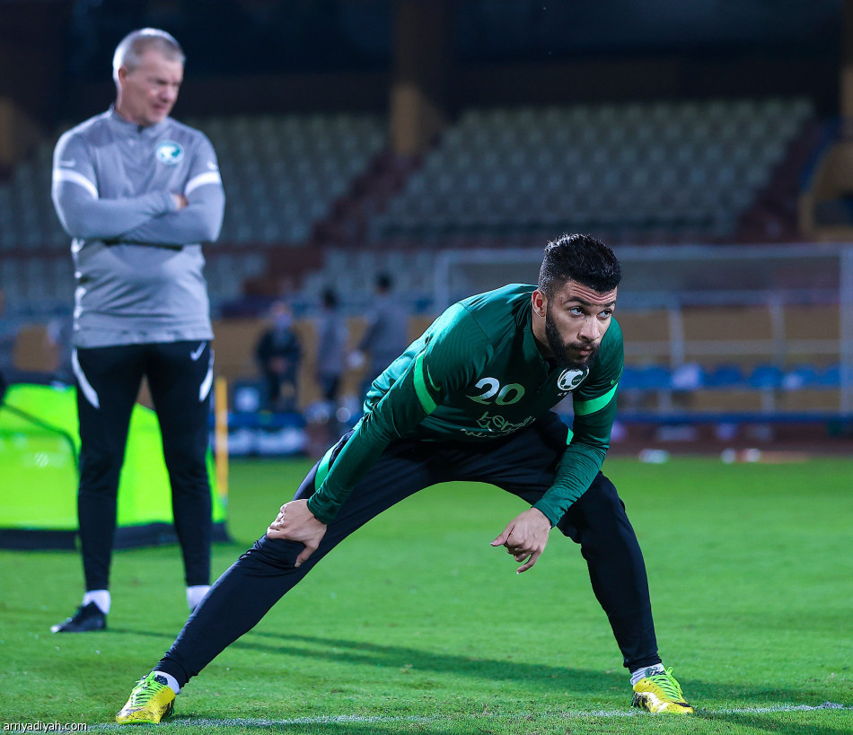 الأخضر يفتح ملف فيتنام.. وتدريبات خاصة للقرني