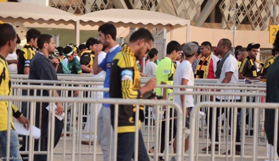 الجماهير تتوافد إلى ملعب 