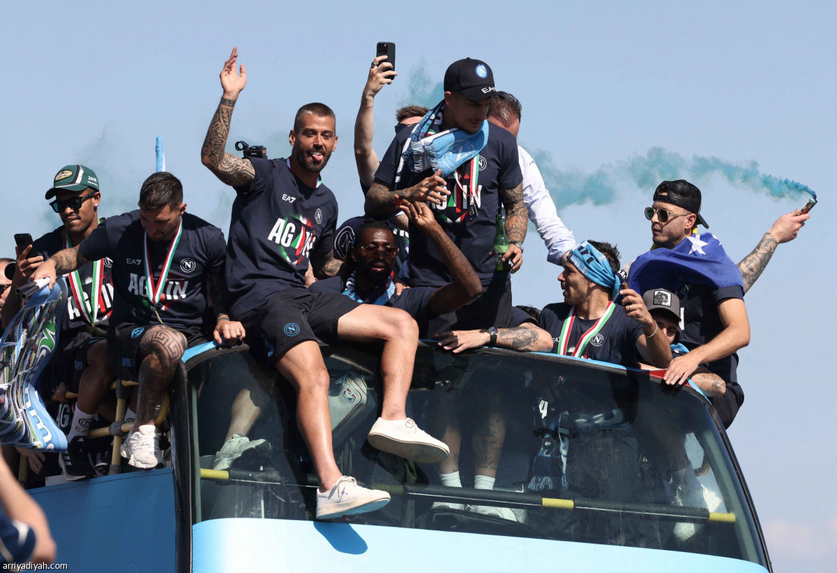 نابولي تزف الأبطال