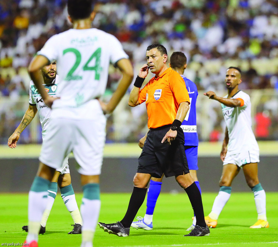 الهلال يكسب الصدارة.. 
ويخسر الدفاع