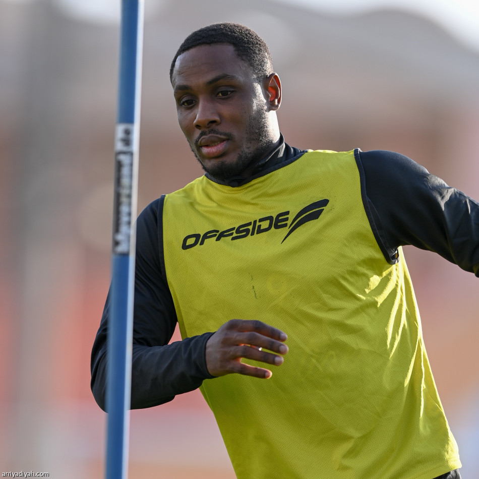 مناورة تكتيكية تحدد تشكيلة الشباب أمام الأهلي