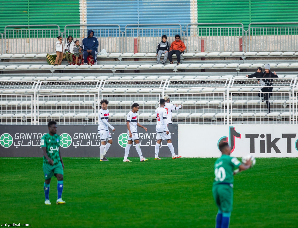 الرياض يضاعف معاناة الشعلة في «يلو»