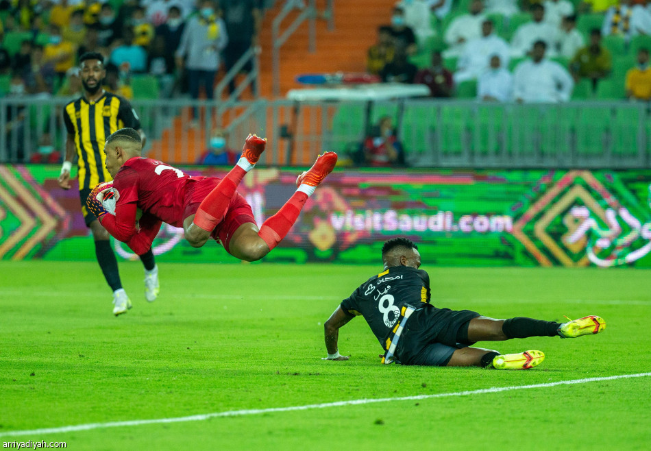 الشباب يبعثر الاتحاد ويهدي الصدارة إلى ضمك