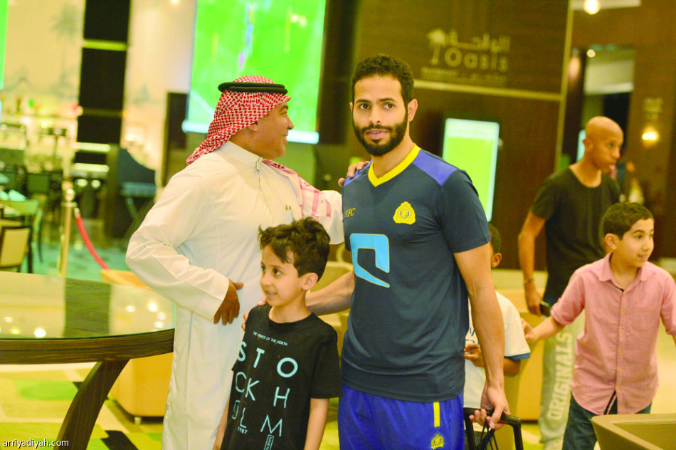 “السيلفي” يربك صعود لاعبي النصر إلى الحافلة