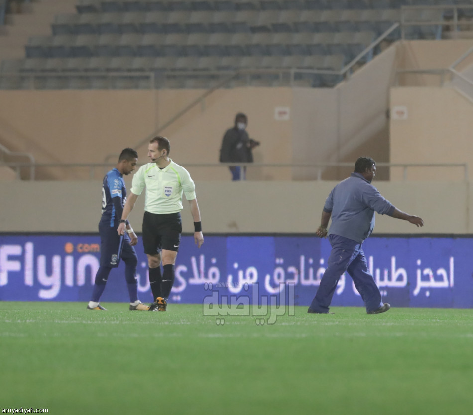 بالصور.. أرضية الراكة تؤخر انطلاق مواجهة القادسية والهلال