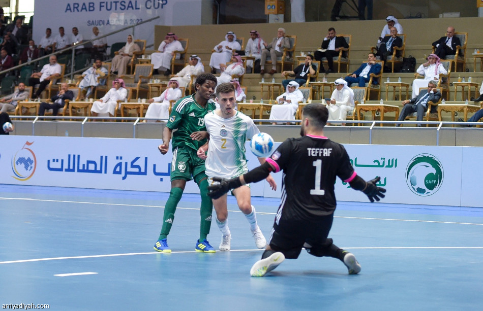 الأخضر يتعادل مع الجزائر في افتتاح «عربية» الصالات