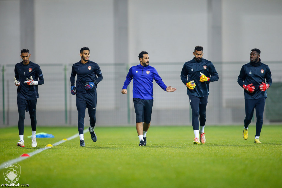 ريزتش يجمتع بلاعبي ضمك