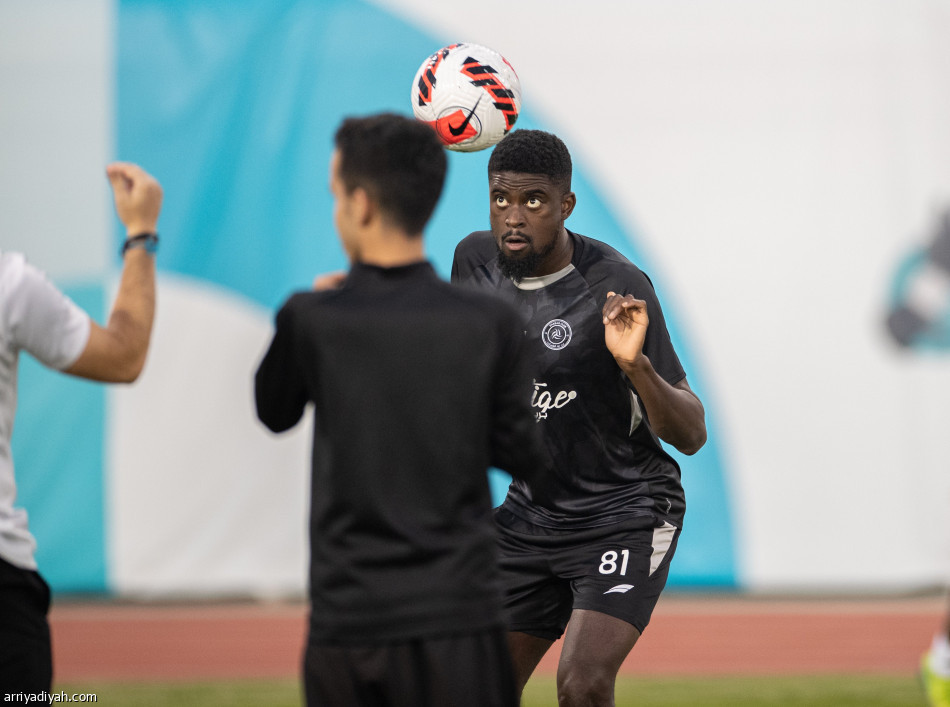 الشباب يُدشن معسكر البحرين