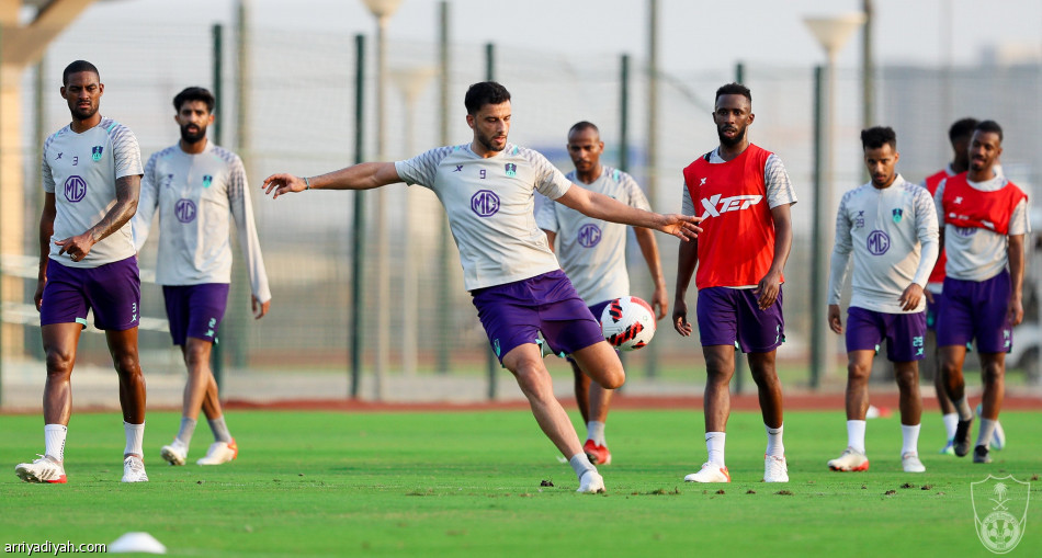 العويس يعود.. والأهلي يتدرب فترتين