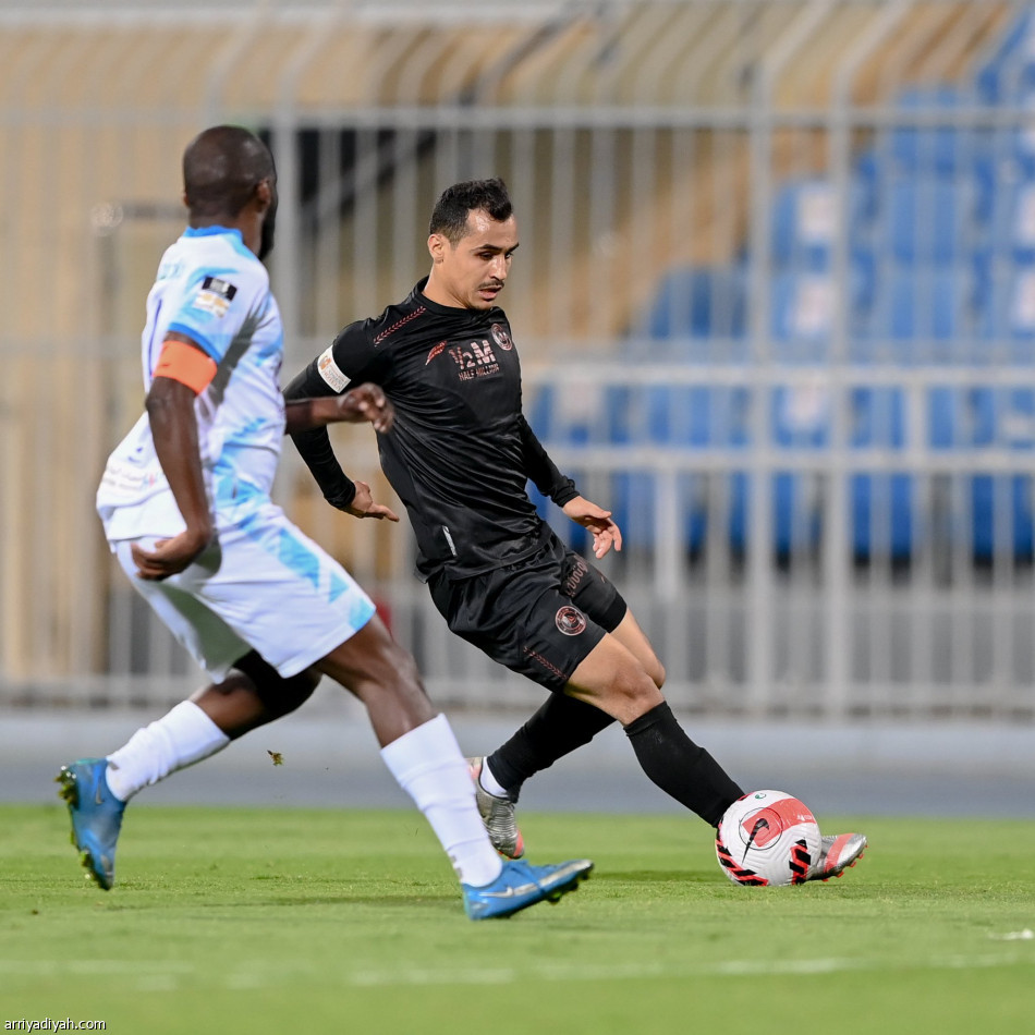 الشباب يكسب أبها بهدفي هتان ومجرشي