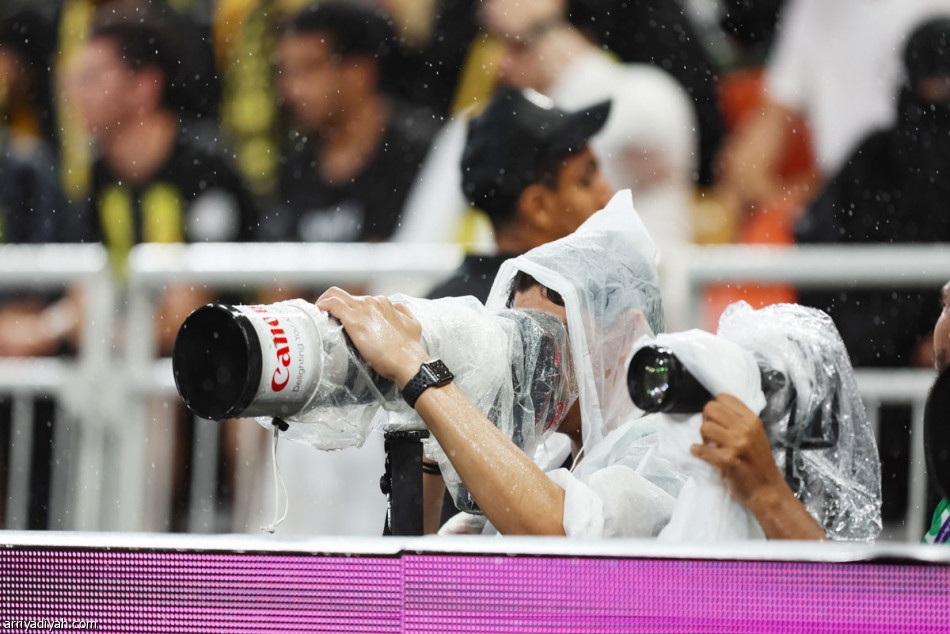 سجّل في 4 نسخ.. 
بنزيما يحطم الأرقام