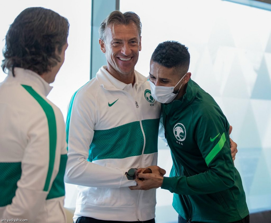 بعثة الأخضر تصل أبوظبي