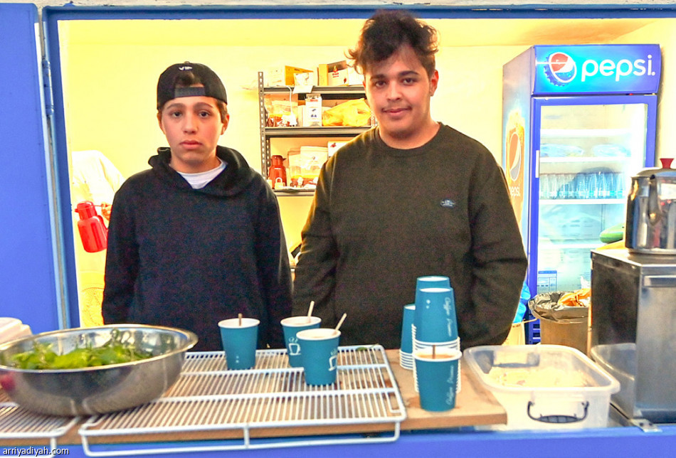 شقيقان 
يستقبلان الجمهور بـ «الكيف»