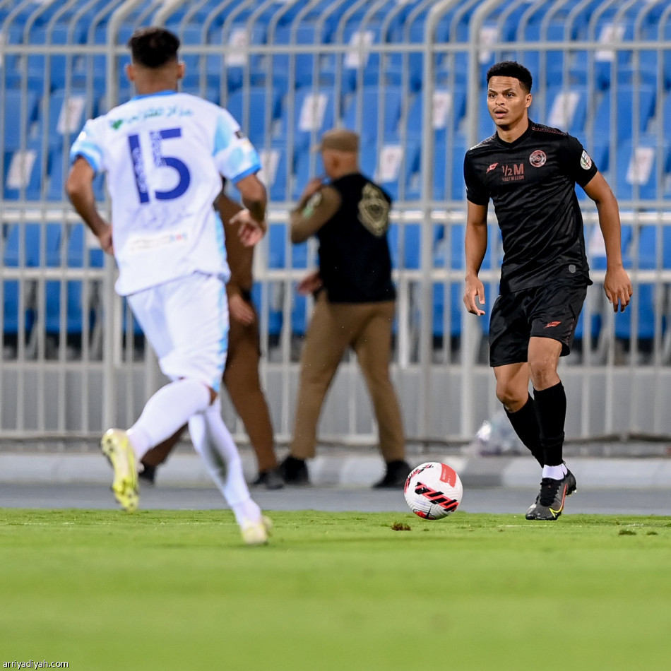 الشباب يكسب أبها بهدفي هتان ومجرشي