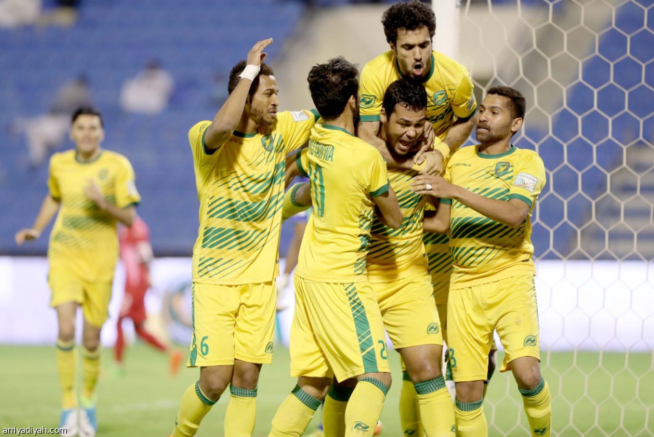 الخليج يكتسح الوحدة ويجدد آماله في البقاء
