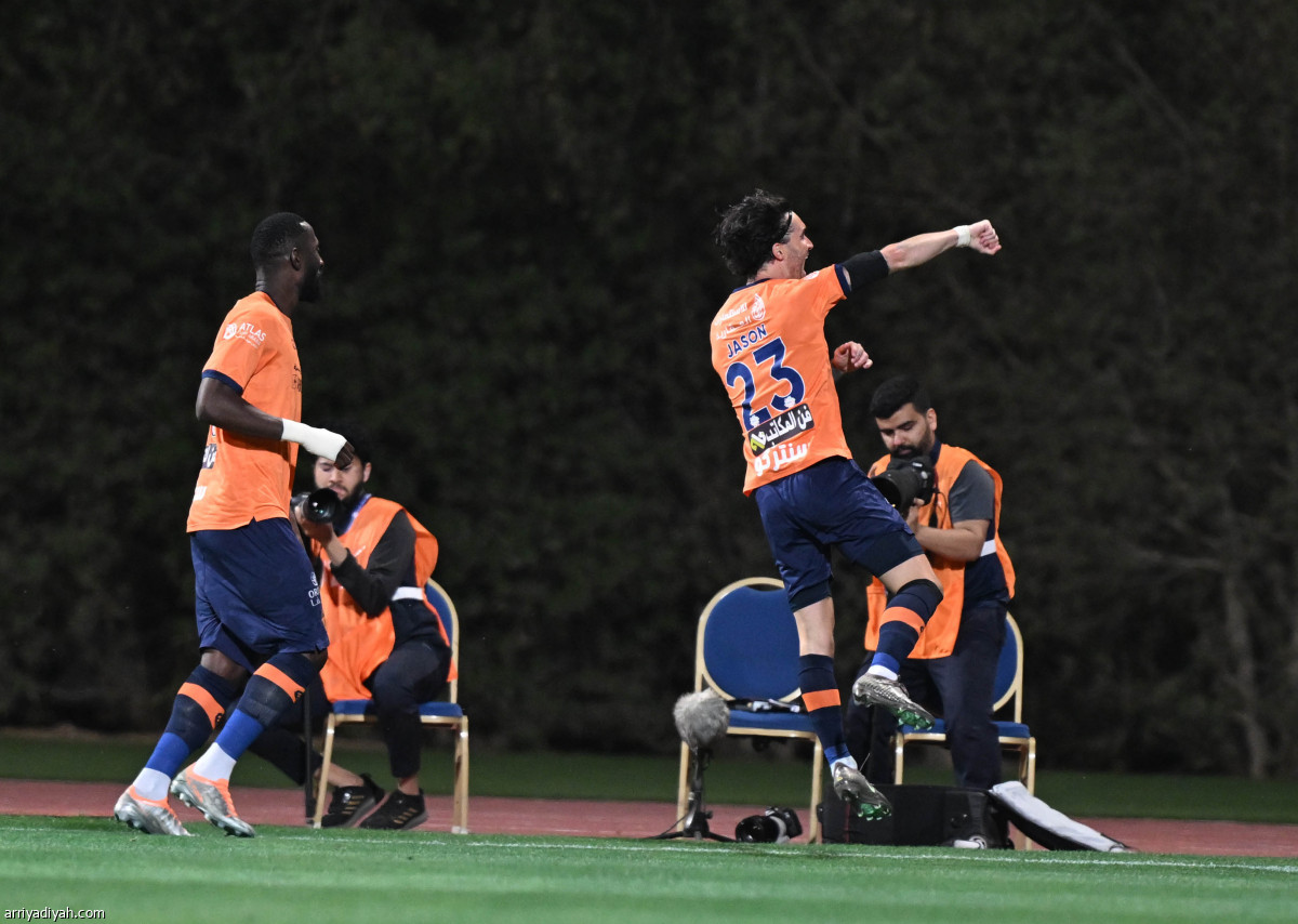 الأهلي يتعثر