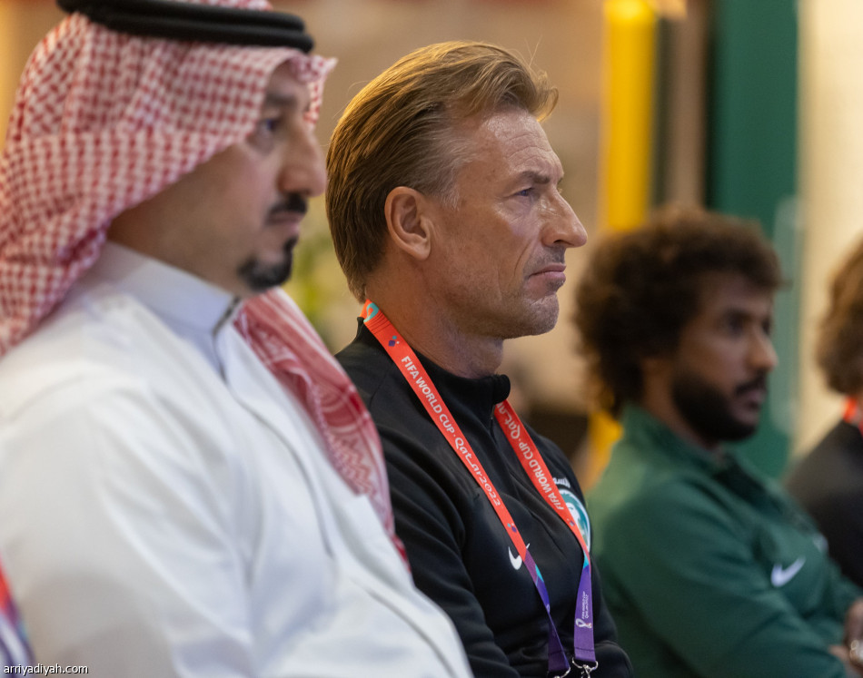 الفرج يتسلم درع المشاركة في المونديال