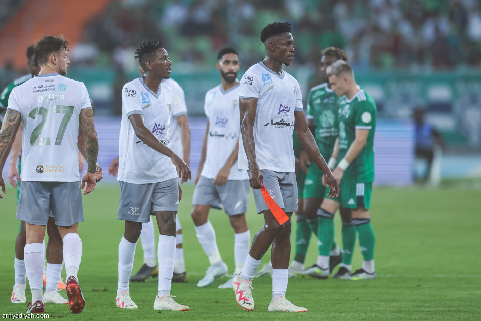 الأهلي يكسب الطائي بثنائية محرز وكيسيه