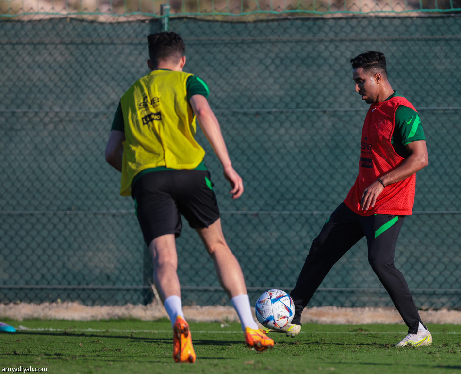 الفرج والبريك يغيبان عن تدريبات الأخضر