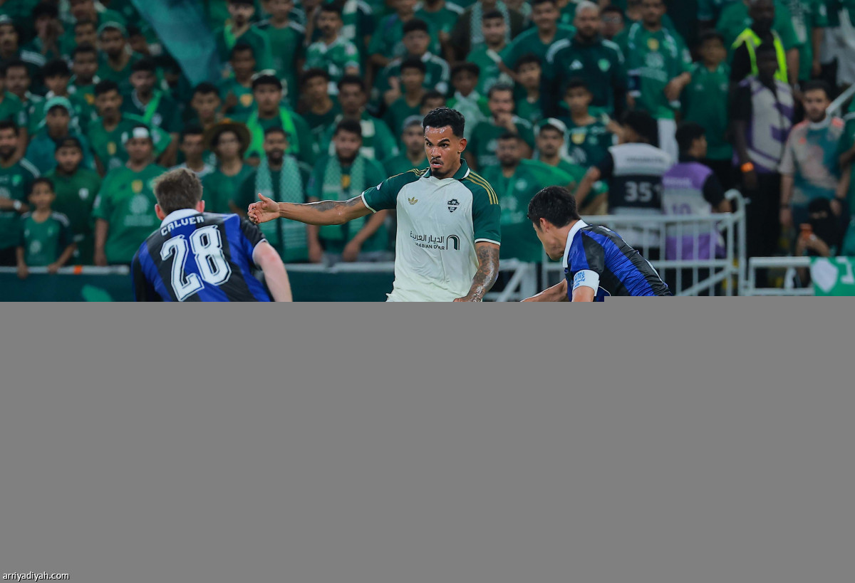 الأهلي ينتصر ويتأهل
