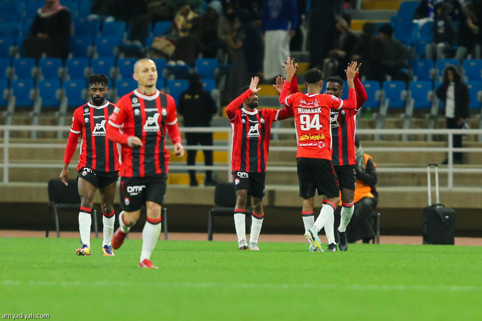 الرائد يخطف نقطة ثمينة من الهلال