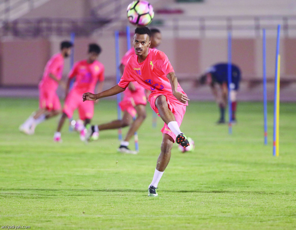 الاتفاق يفاضل بين ثلاثة عروض