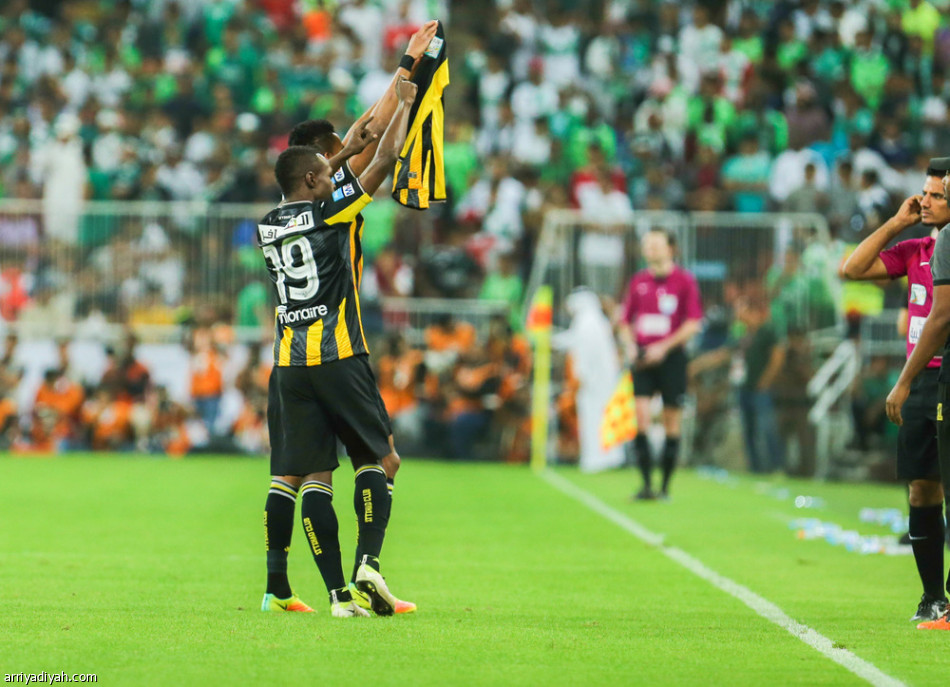 الأهلي يواصل مطاردة الهلال برباعية في شباك الاتحاد