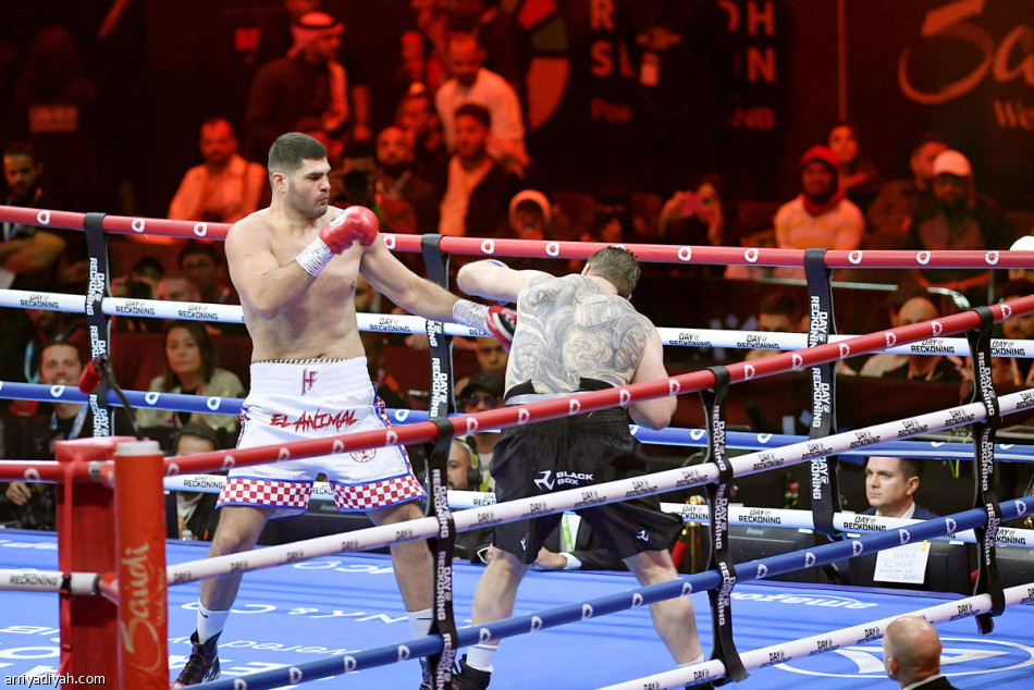 بـ 3 ضربات..
سانشيز يحتفظ بالحزامين