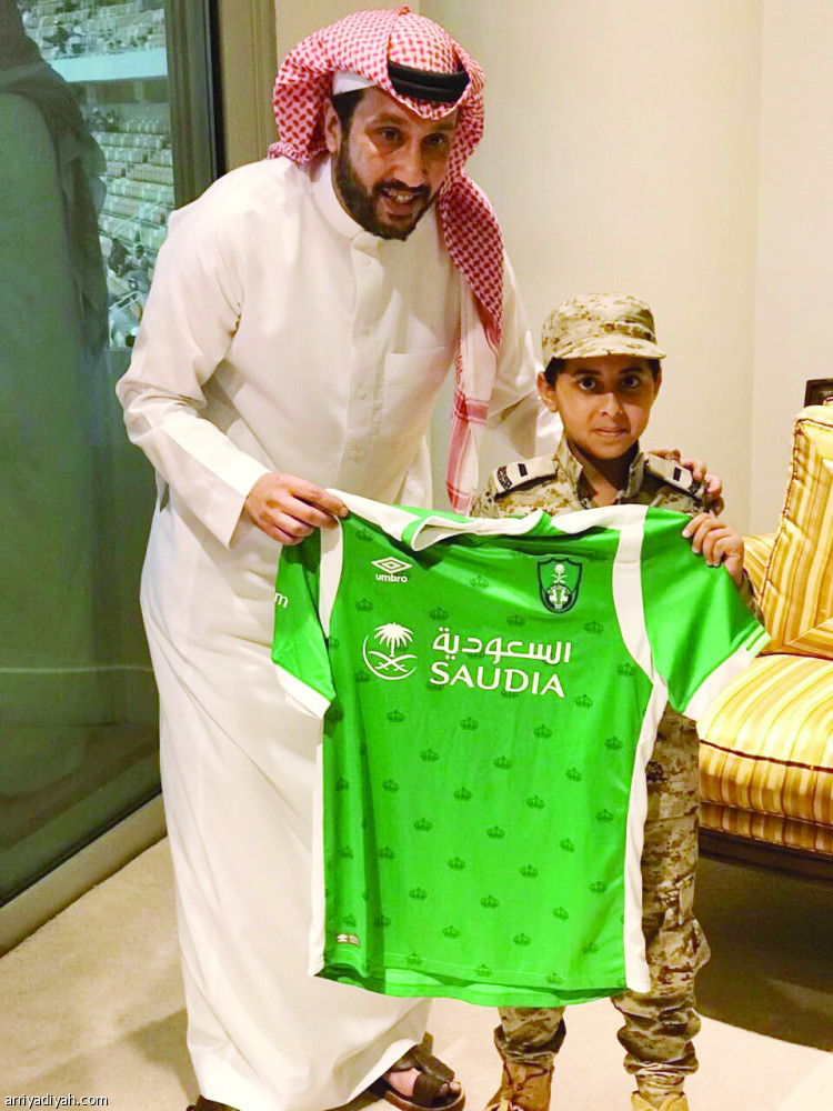 شويهي يتسلم عضوية الأهلي الشرفية