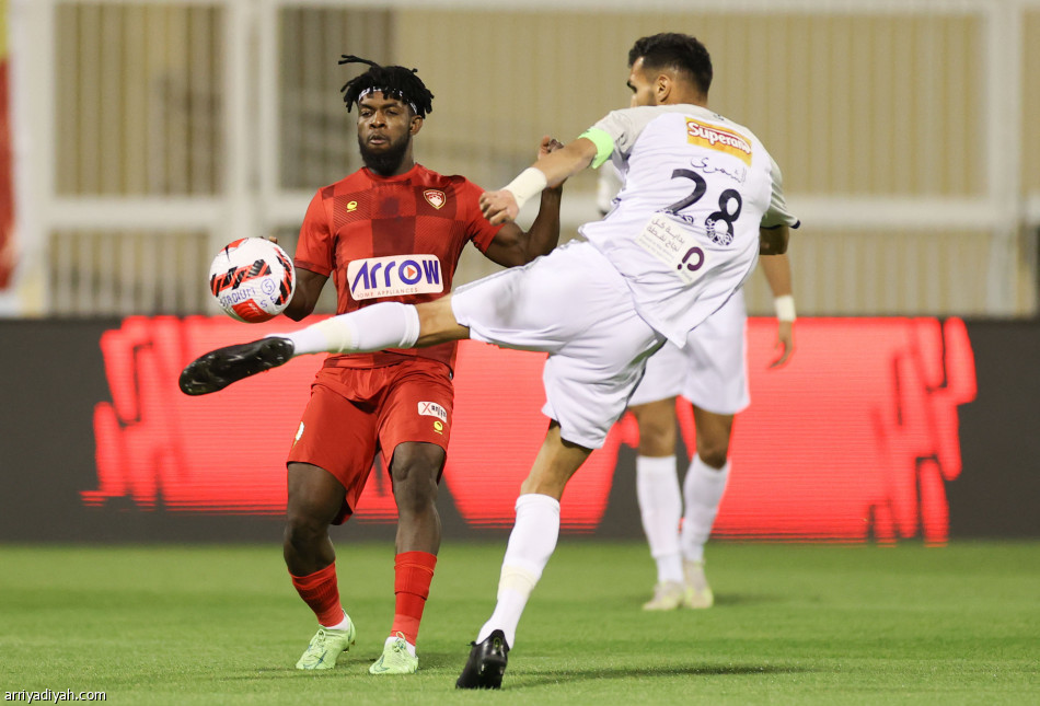 ضمك يقتنص نقاط الحزم بـ«جزائية قاتلة»