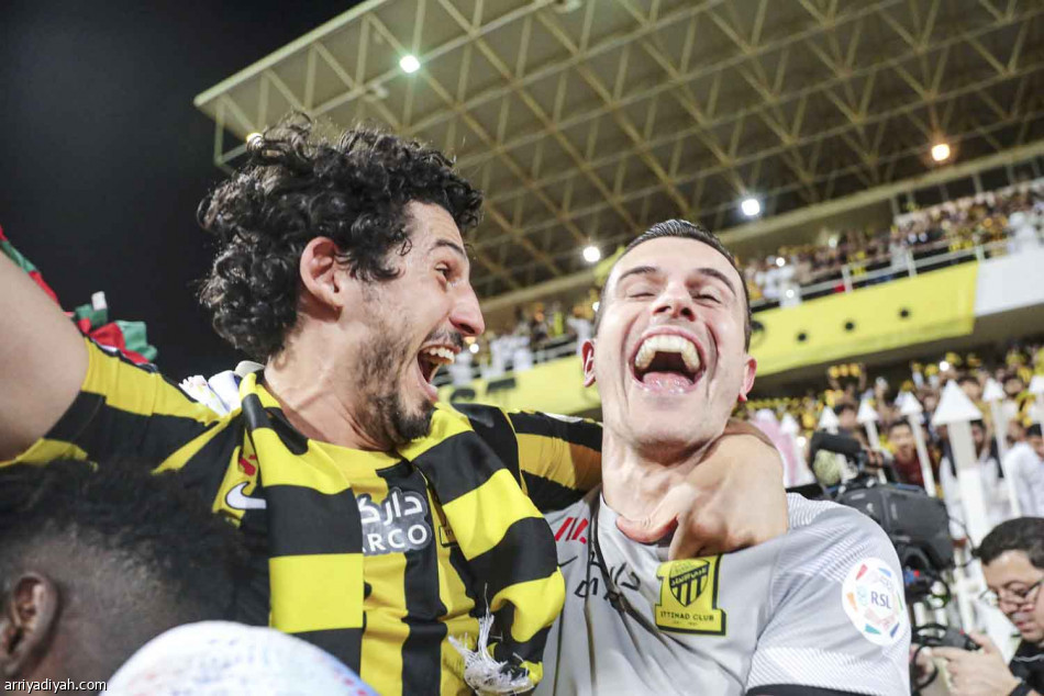 مقر الاتحاد مغلق..
والاحتفالات أمام الأبواب