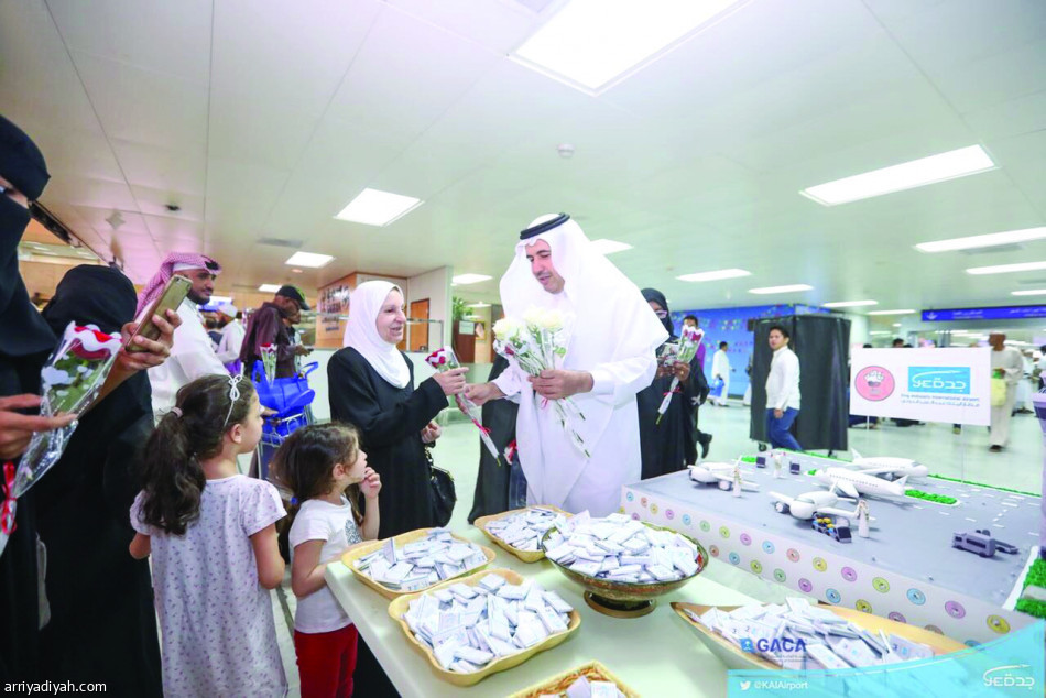مطار الملك عبد العزيز يشارك المسافرين فرحة العيد