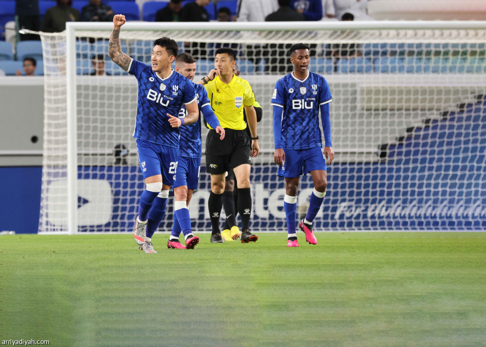 الأزرق
يحافظ على تقاليد الأبطال