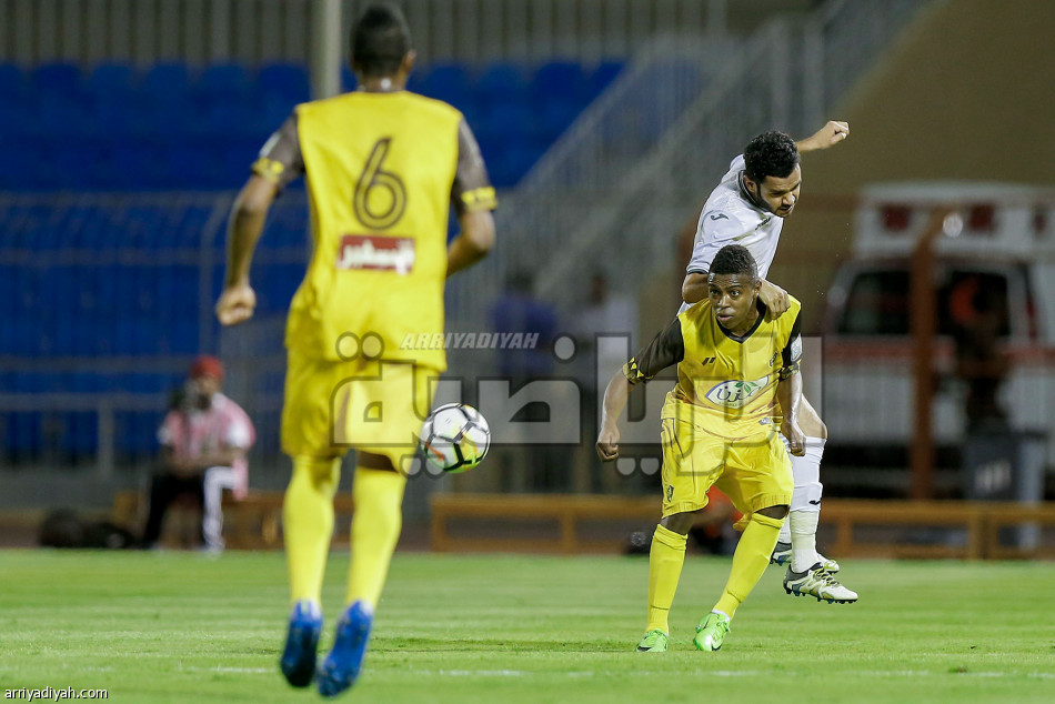 الحارس بن مصطفى يهدي أحد فوزاً ثميناً