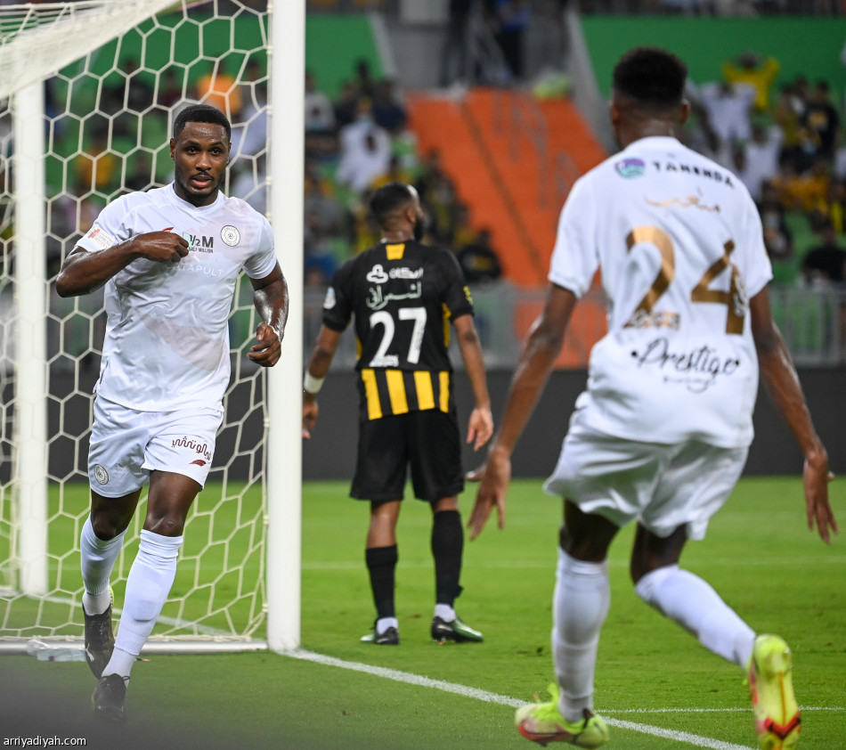 الشباب يبعثر الاتحاد ويهدي الصدارة إلى ضمك