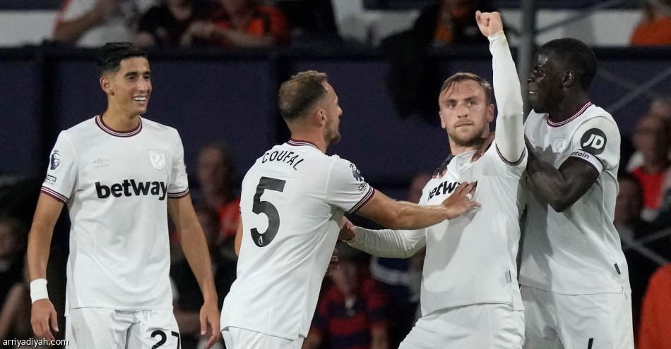 ويست هام يتصدر مؤقتا بثنائية لوتون تاون