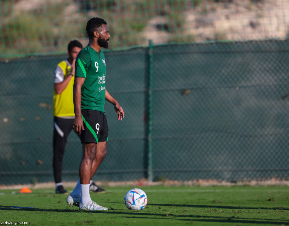 الفرج والبريك يغيبان عن تدريبات الأخضر