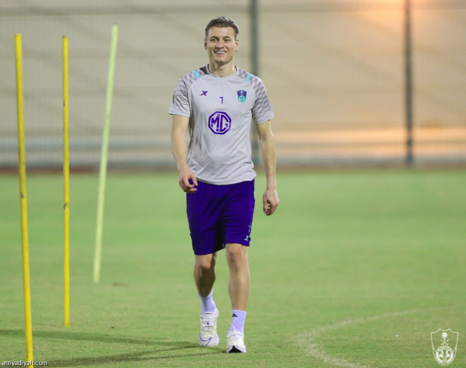 أليوسكي يعود إلى الأهلي