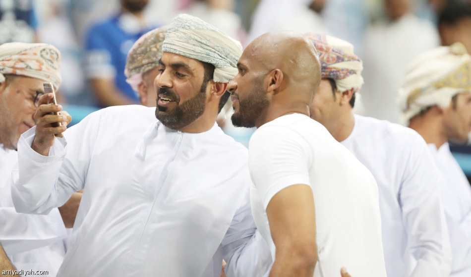 الجماهير العمانية تحتفي بالحارس علي الحبسي