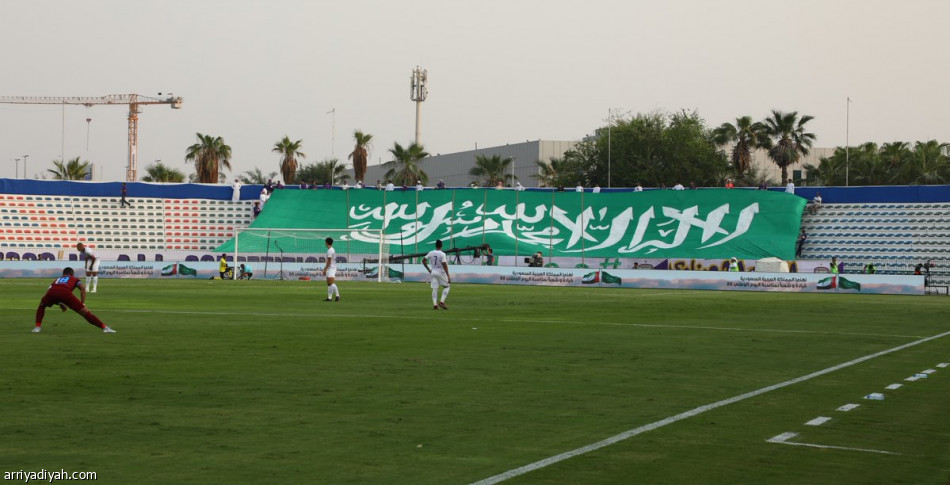 ملاعب الإمارات تتزين بأعلام السعودية