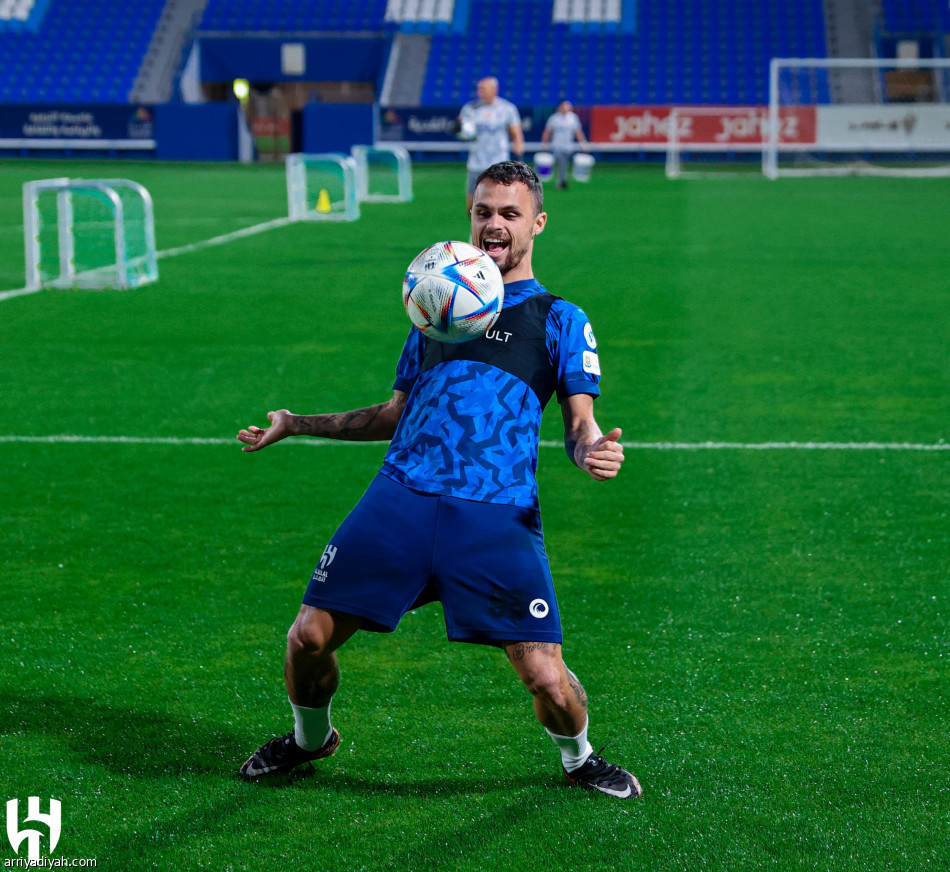 الهلال.. فييتو يلامس الكرة