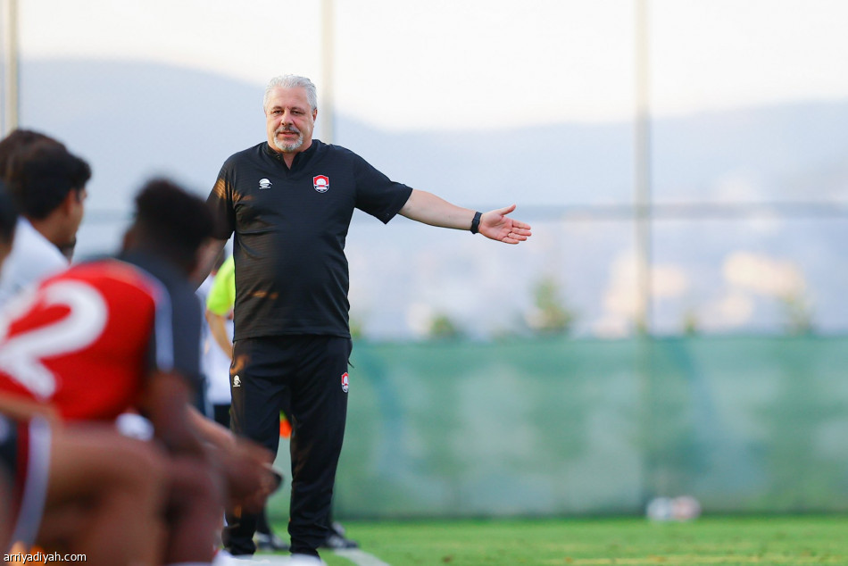 الرائد يتخطى حتا الإماراتي بثلاثية