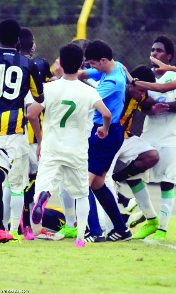 شباب الأهلي والاتحاد يضربون الحكم