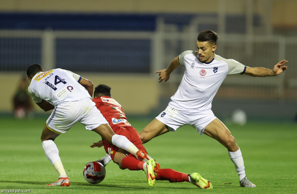 ضمك يقتنص نقاط الحزم بـ«جزائية قاتلة»