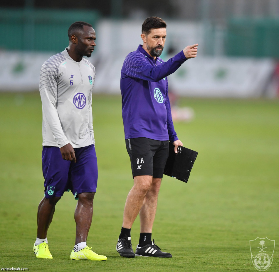 الأهلي يختبر إعداده أمام أبها